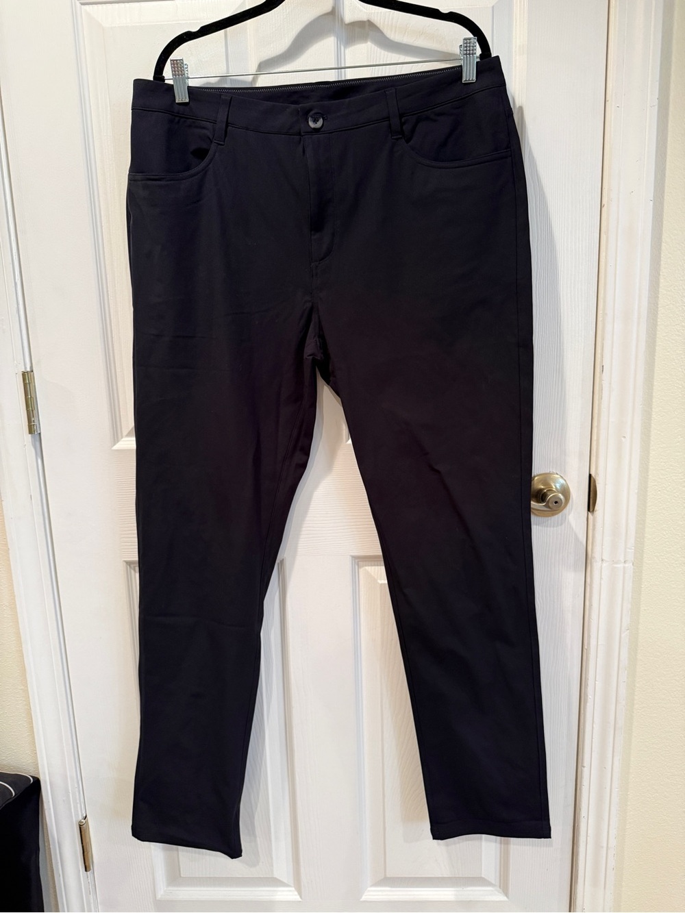 Vuori Men’s Black Trouser Pants in 32” Inseam